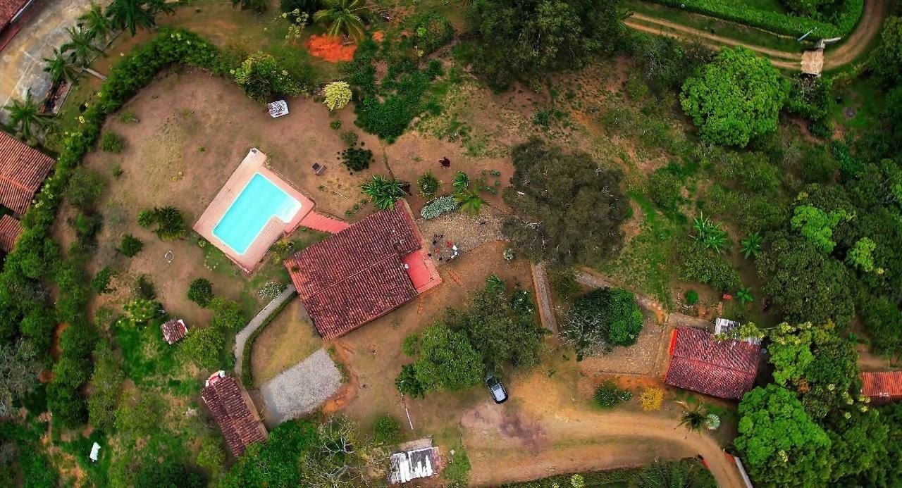 Vista aérea de la sede campestre con piscina y zonas verdes