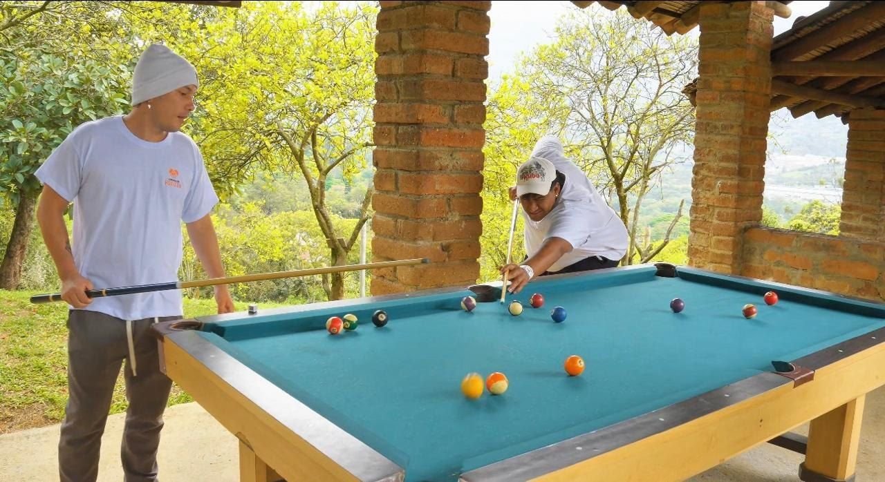 Mesa de billar en la zona social de la sede