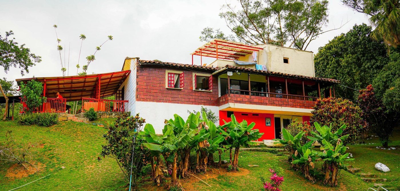 Casa principal rodeada de jardines