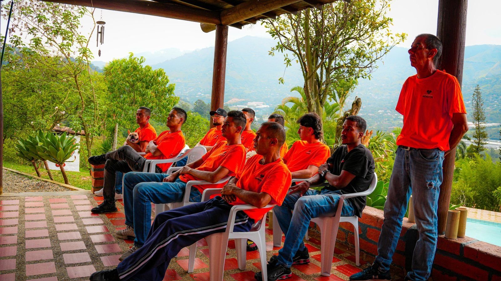 Encuentro grupal al aire libre en la sede
