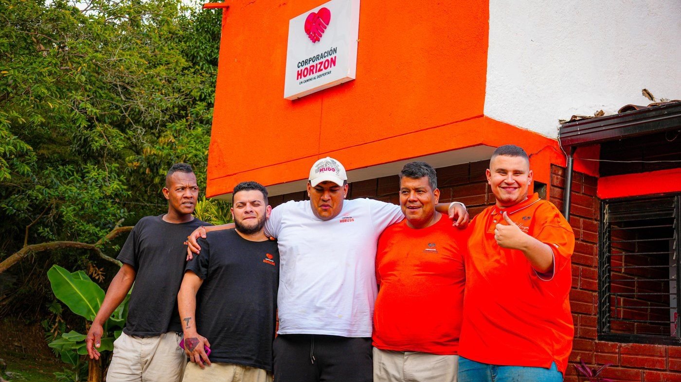 Equipo de Corporación Horizon frente a la sede