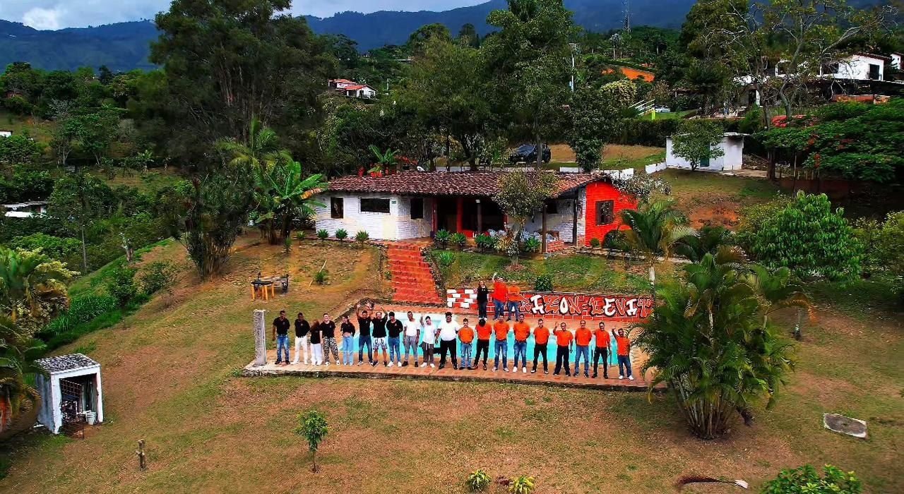 Equipo de Corporación Horizon reunido en la sede de Girardota