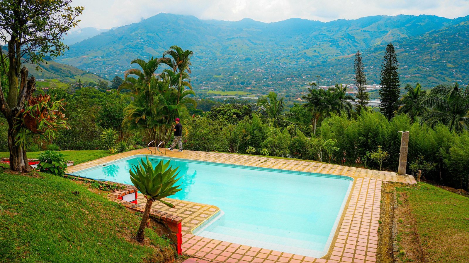Piscina y zonas verdes de Corporación Horizon frente a las montañas de Girardota, Antioquia